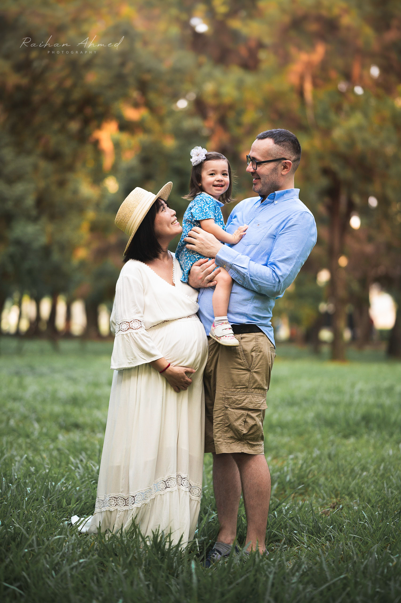 Pregnant mum and family